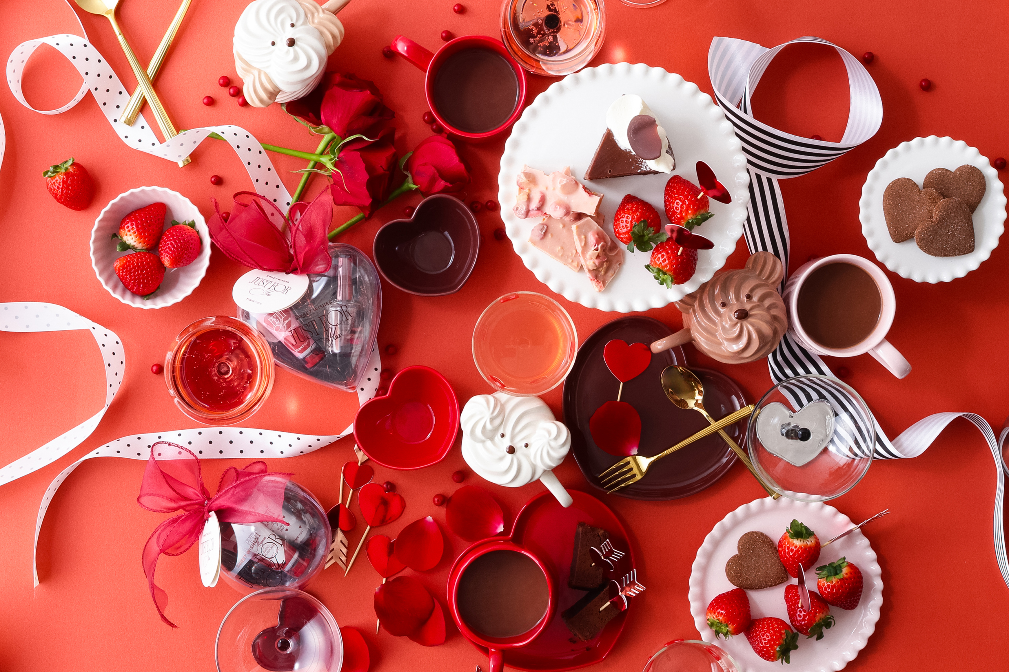 ハート型のポーチや食器など、遊び心溢れるデザインで “バレンタイン