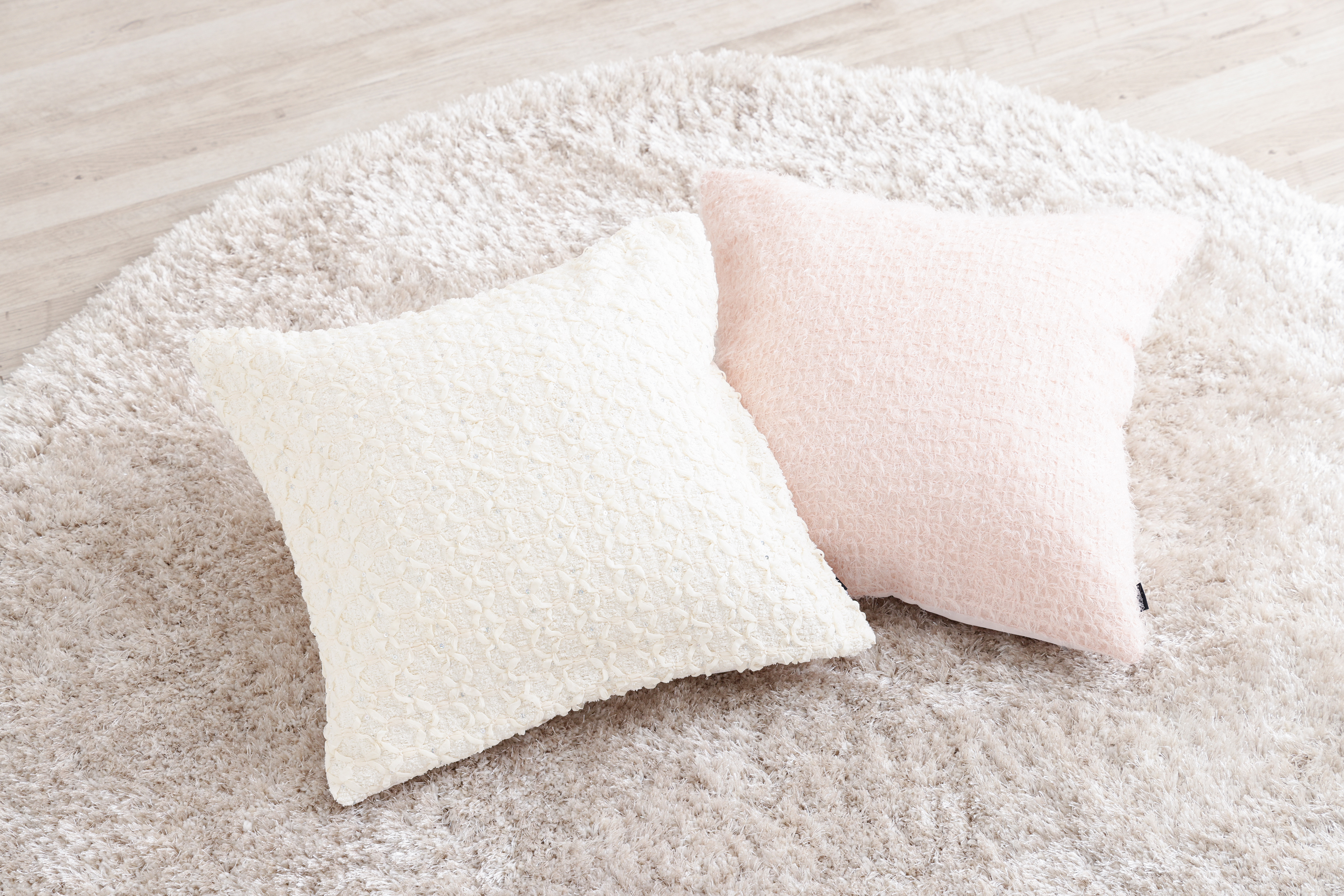 【フェミニン】柔らかく繊細な世界観を演出するフェミニンなクッションカバーセット