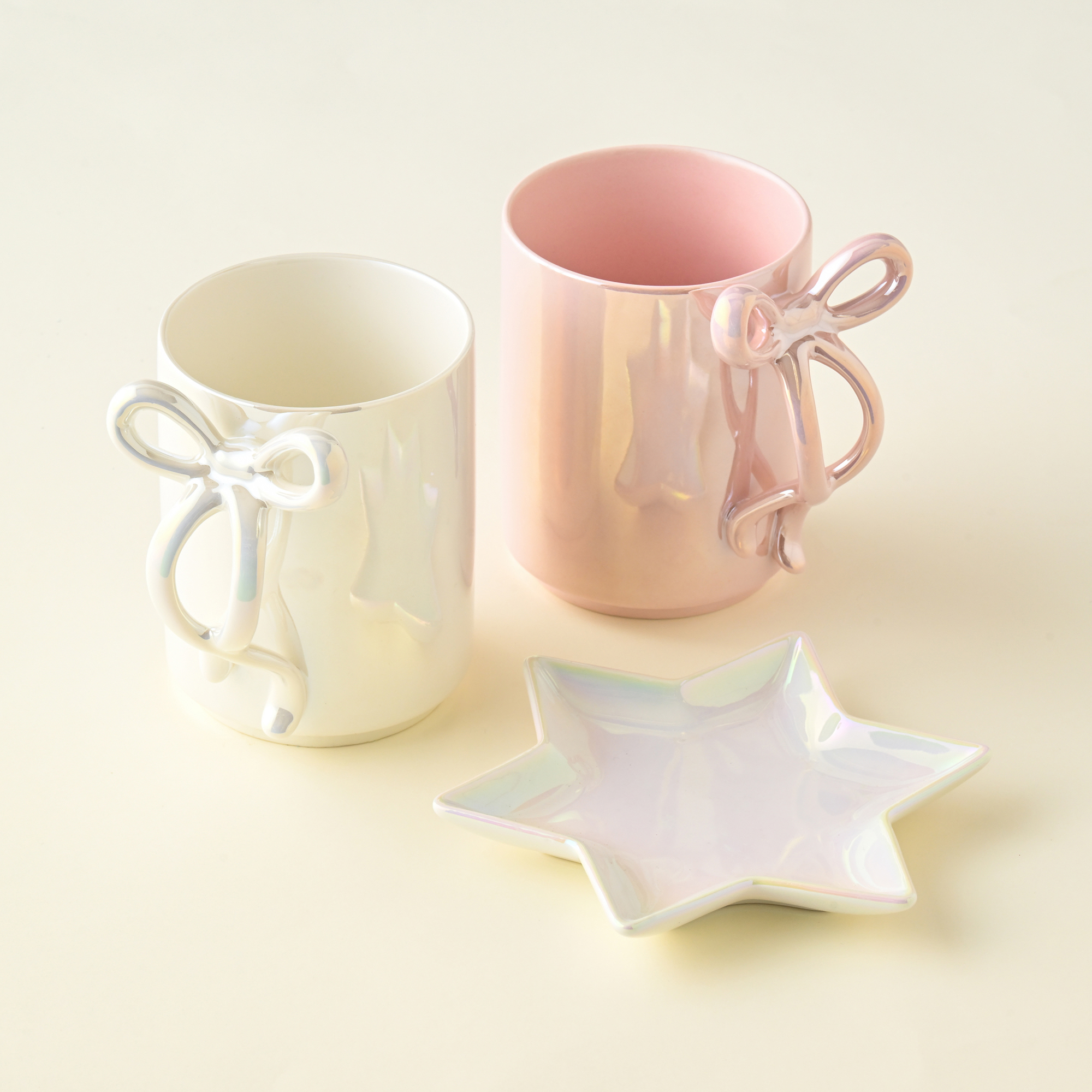 リボン マグ オーロラ（ホワイト/ピンク）　各1,700円 