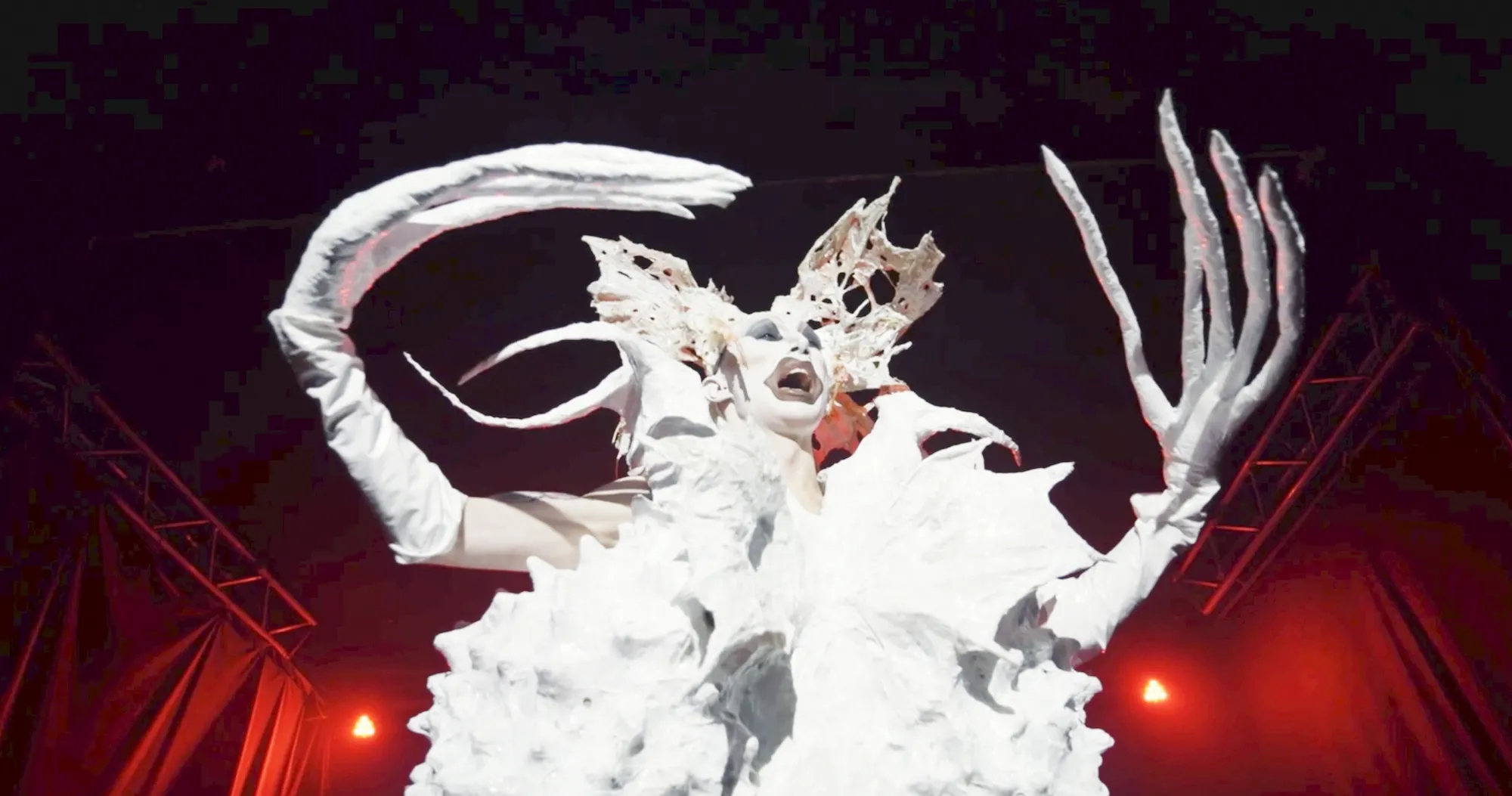 『クイーンダム/誕生』場面写真