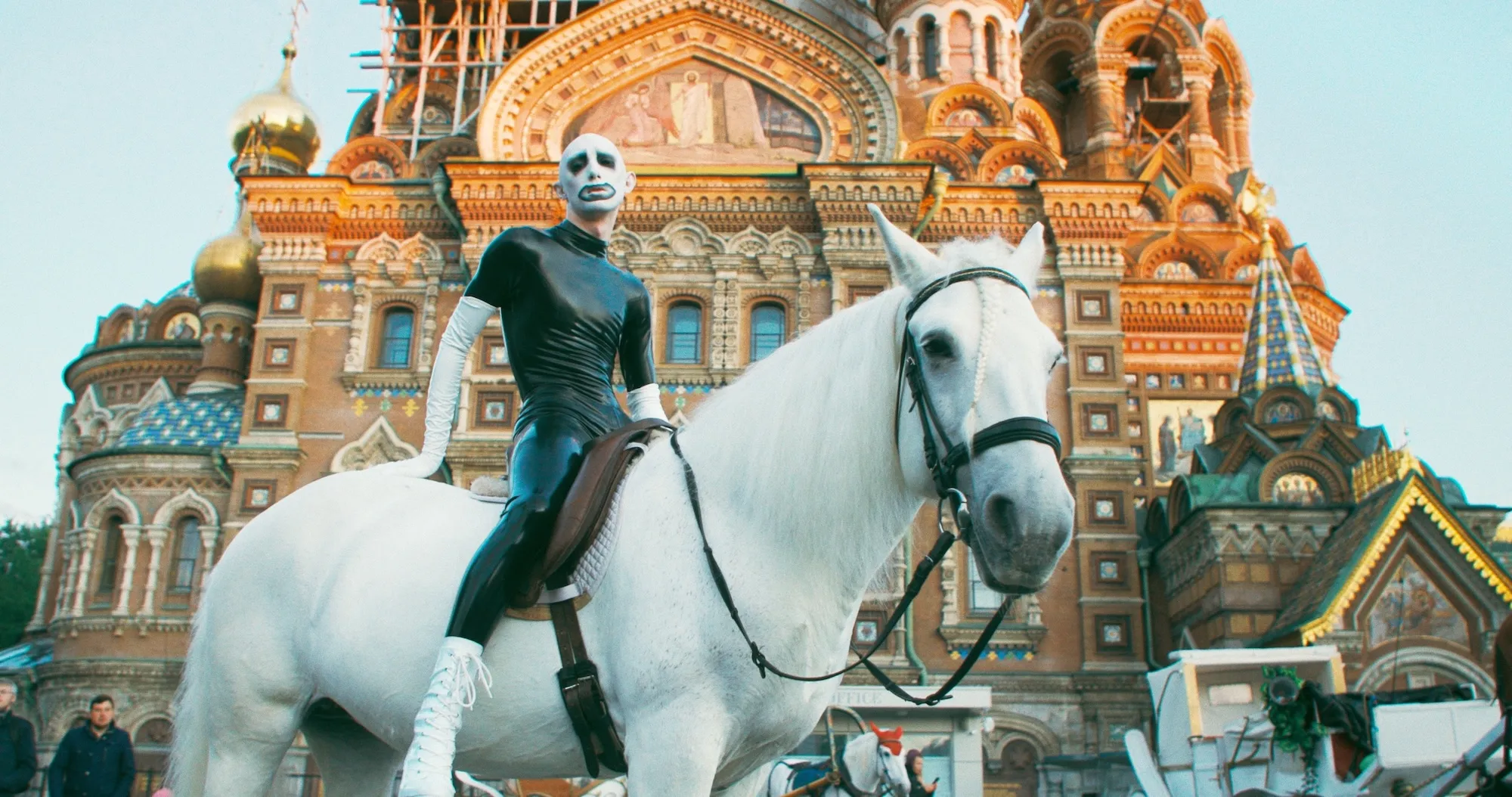 『クイーンダム／誕生』場面写真