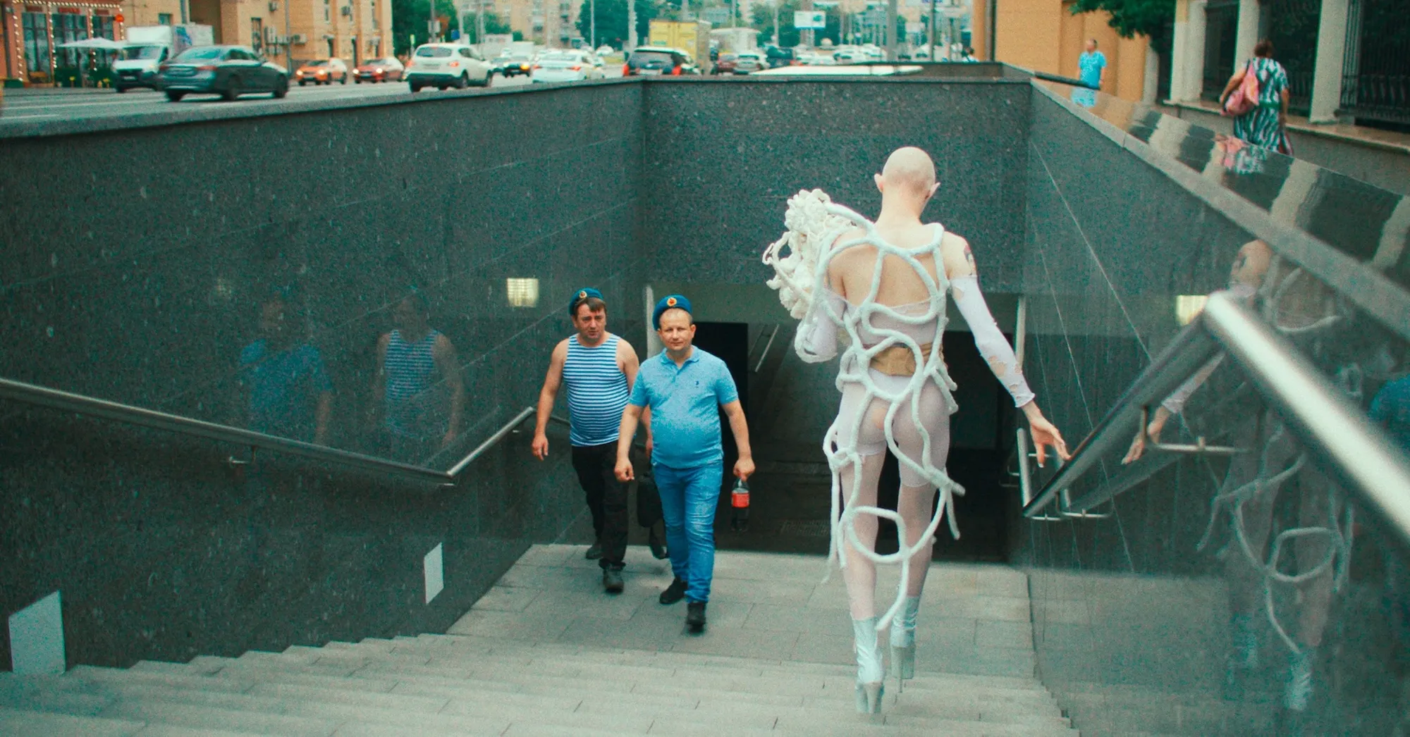 『クイーンダム/誕生』場面写真