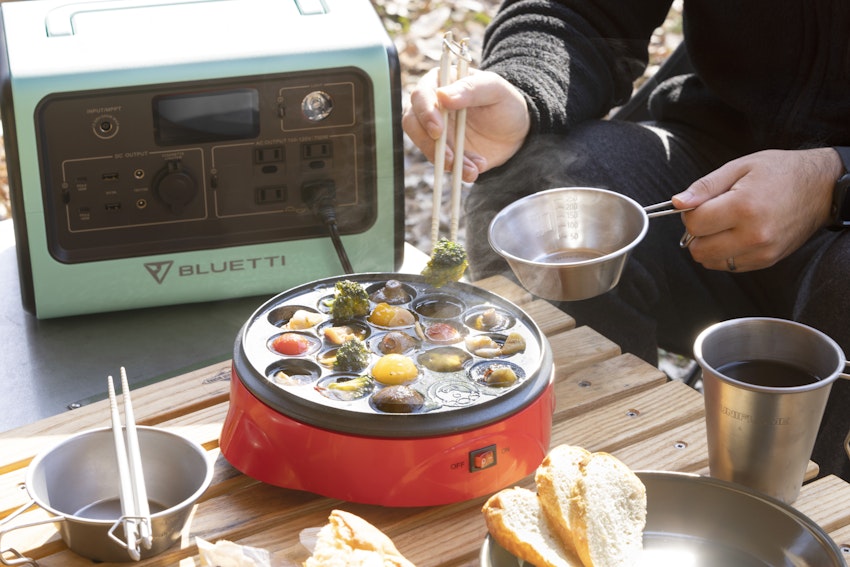冬キャンプでも熱々を楽しめる！ポータブル電源「BLUETTI EB70」でたこ焼き器アレンジレシピ