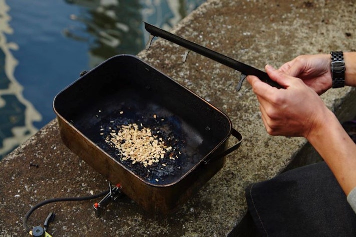ちょっとしたひと手間で 劇的に味が変化 燻製の基本 鶏肉編 ソトレシピ 日本最大級のキャンプ飯レシピサイト ちょっとしたひと手間で 劇的に味が変化 燻製の基本 鶏肉編 ソトレシピ 日本最大級のキャンプ飯レシピサイト