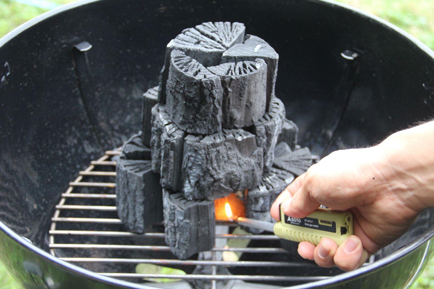 うちわもガストーチも不要！BBQ で誰でも簡単に火おこしできる方法 | ソトレシピ | 日本最大級のキャンプ飯レシピサイト