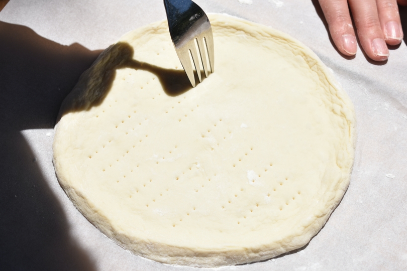 ダッチオーブンでピザ作り 生地 ソース 焼き方のポイントを丁寧に解説 ソトレシピ 日本最大級のキャンプ飯レシピサイト