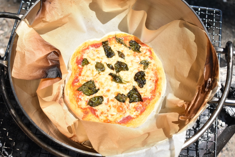 ダッチオーブンでピザ作り 生地 ソース 焼き方のポイントを丁寧に解説 ソトレシピ キャンプ料理専門レシピサイト