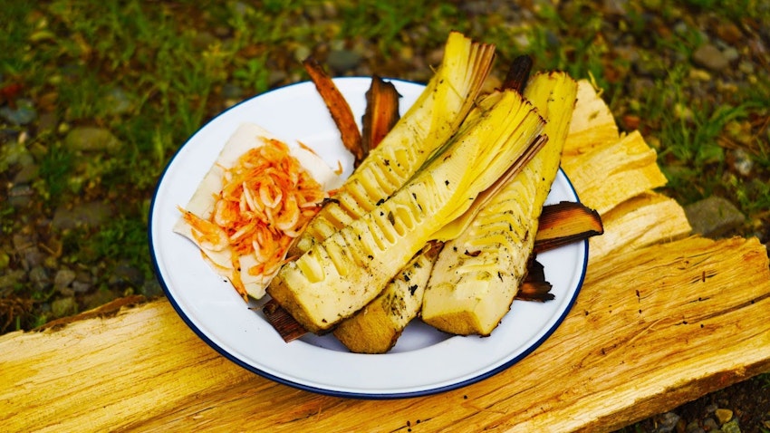 丸ごと筍の焚き火焼きと蒸し桜エビ