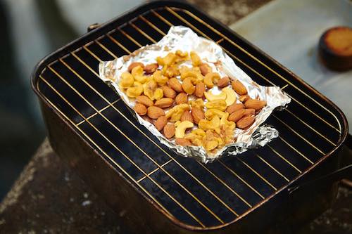 時間も手間もかからない 意外と簡単な 燻製の基本 ミックスナッツ編 ソトレシピ 日本最大級のキャンプ飯レシピサイト