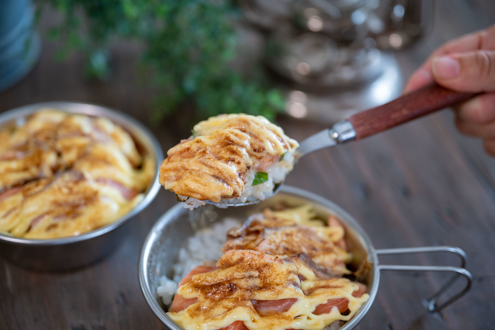 炙りサーモンまよ丼 | ソトレシピ｜キャンプ飯レシピ＆アウトドアライフ・プラットフォーム