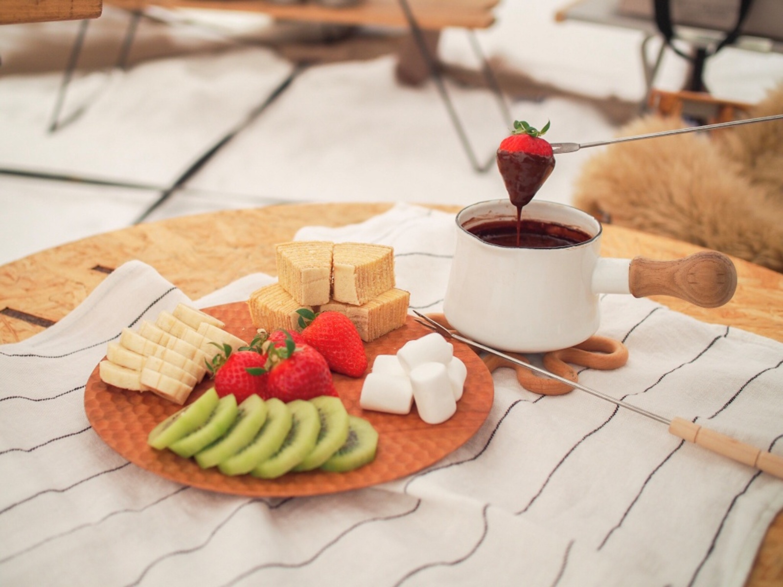 簡単ミニ鍋チョコフォンデュ | ソトレシピ｜キャンプ飯レシピ