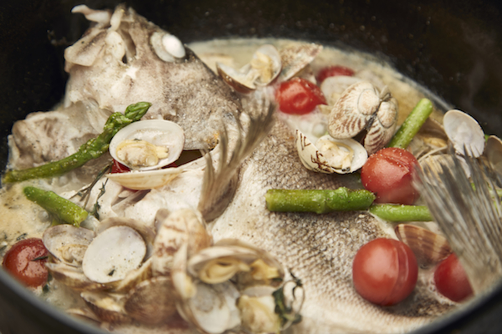 豪快鮮魚のアクアパッツァ | ソトレシピ｜キャンプ飯からご当地グルメ