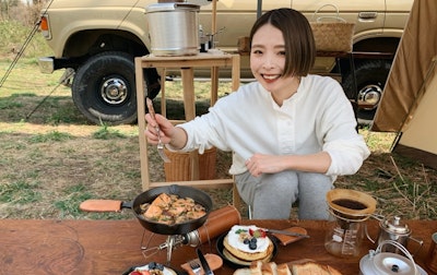 思いっきり楽しむキャンプのおともに新鮮なクルミがいいらしい。女性 
