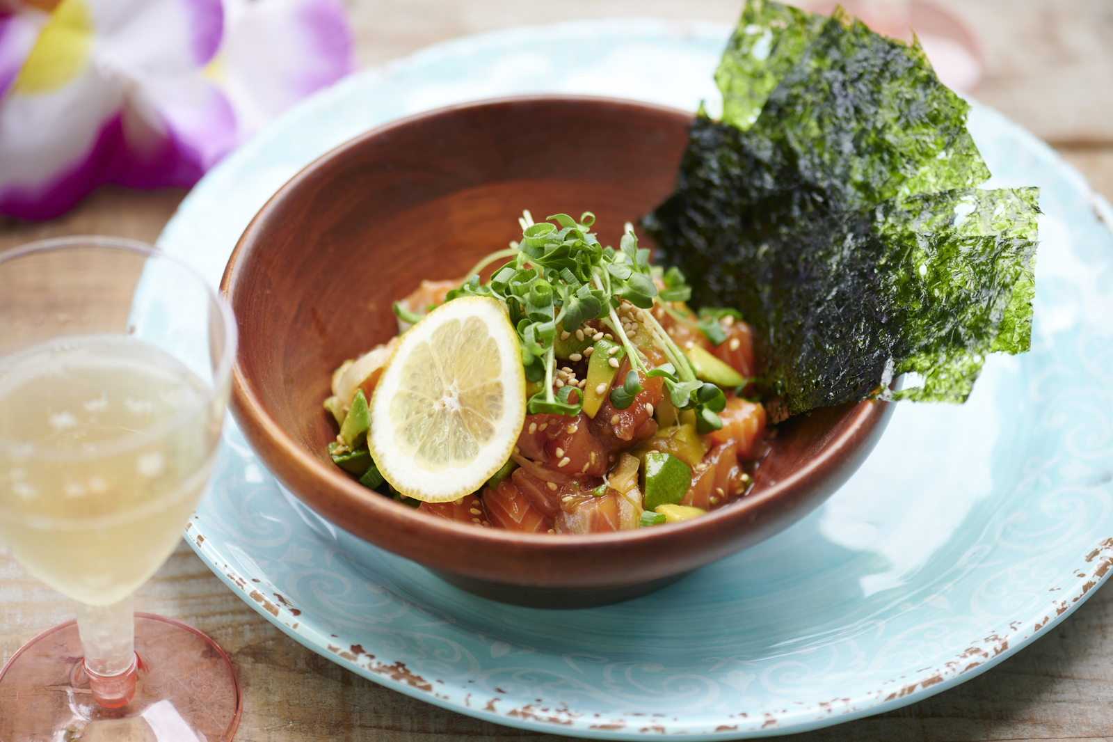 アボカドサーモン★送料無料★木製おもちゃ箱② サーモンとアボカドのピリ辛ポキ | ソトレシピ｜キャンプ飯レシピ