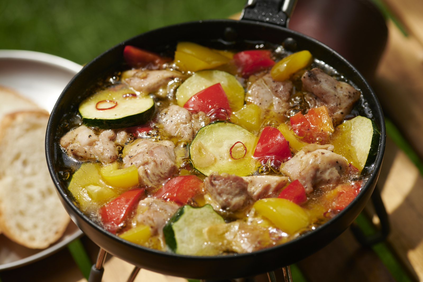 鶏もも肉と野菜のアヒージョ | ソトレシピ｜キャンプ飯レシピ