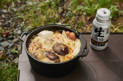 一缶三役！キャンプにぴったりの日本盛「生原酒ボトル缶」で“キャップ飯“ 寒い冬にぴったり鍋レシピも！