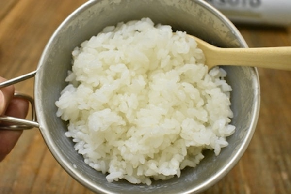 シェラカップで炊飯する方法 0 5合 1合の分量や自動炊飯も解説 ソトレシピ 日本最大級のキャンプ飯レシピサイト