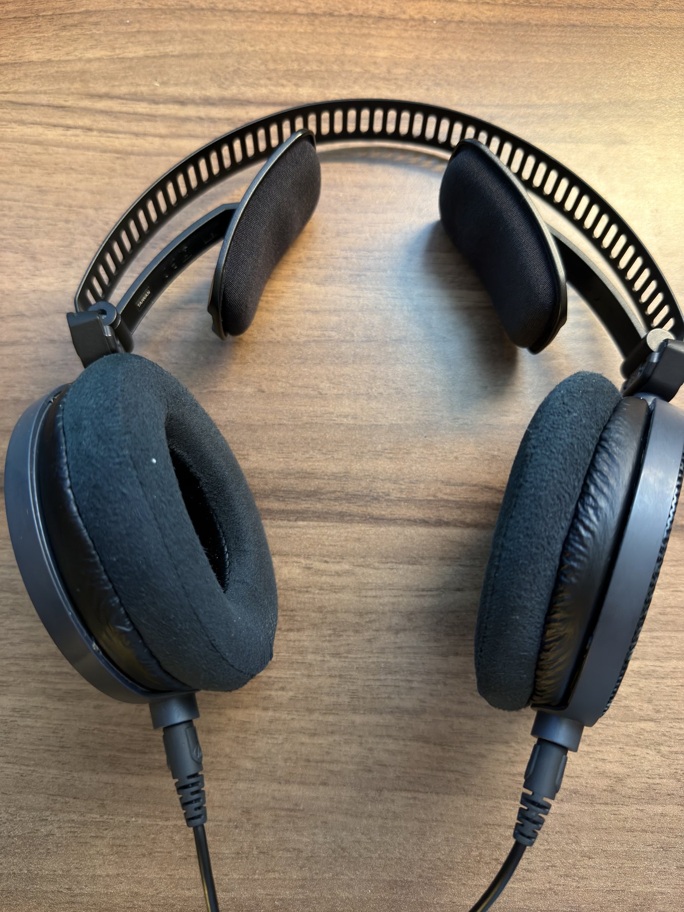 開放型モニターヘッドホン audio-technica ATH-R70x。長時間でも軽く、有線なので遅延や電池切れがない