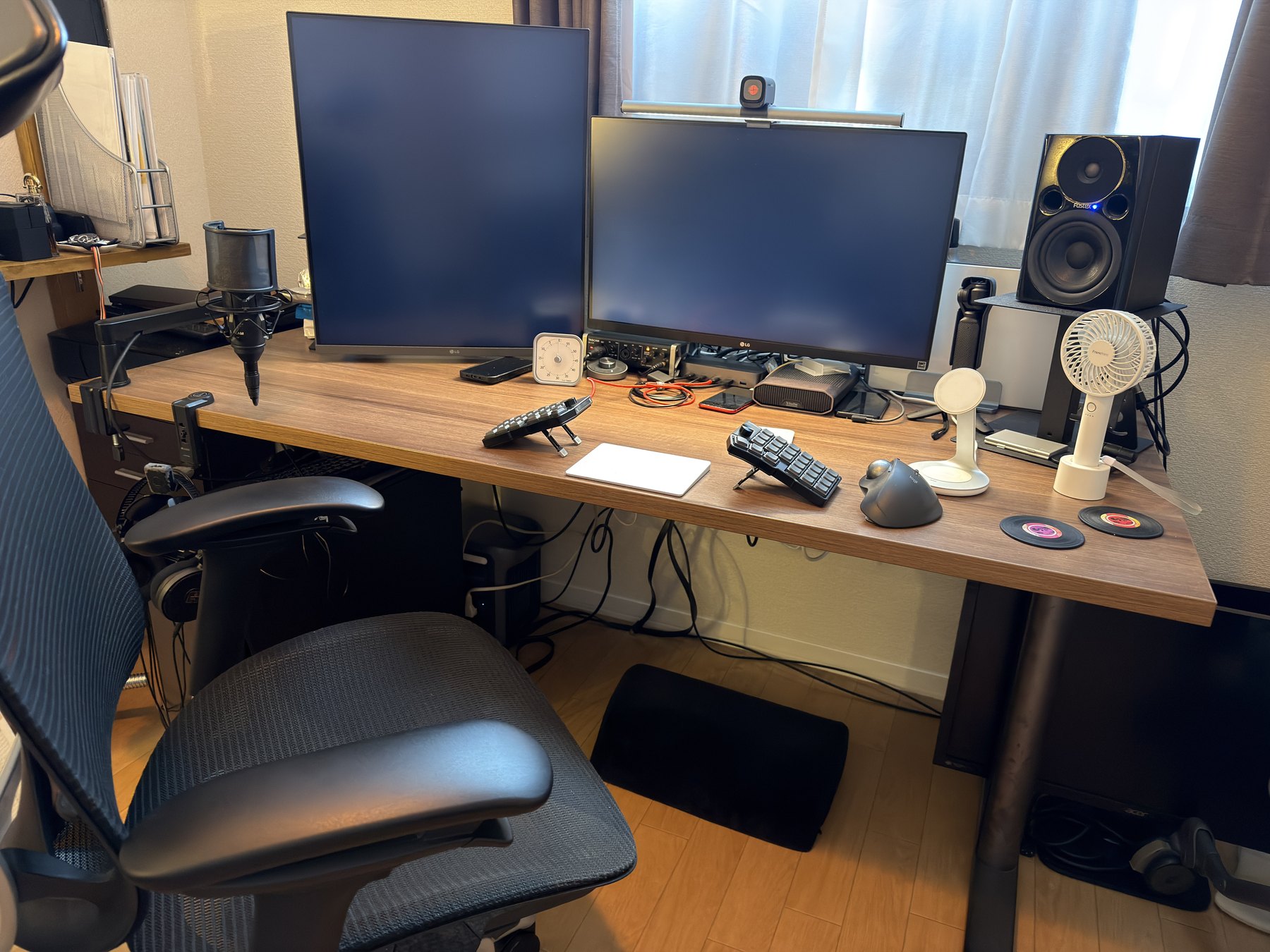 斜めから見たデスク全体。手前がメインのオカムラ コンテッサ II で、立ち座りの軽さと部屋への馴染みが選んだ理由