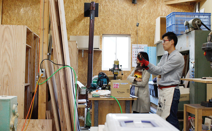 だいたいの機械が揃っているcraft craftの工房。おがくずの暖炉が暖かい。