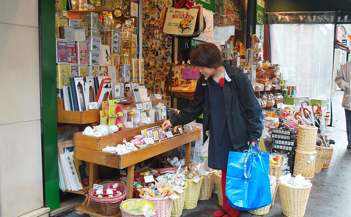（パリの雑貨屋さん「La Vaissellerie」にて）写真提供：鈴木麻美