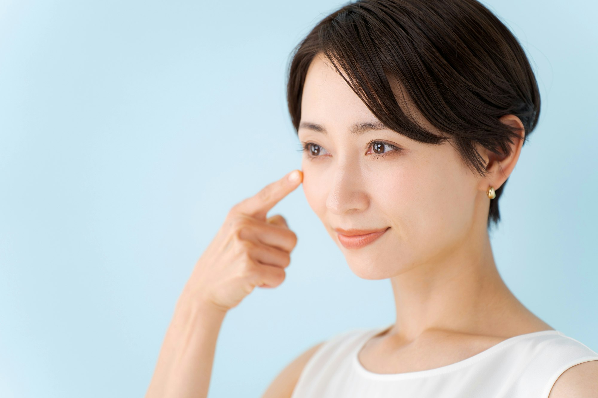 塗るだけで伸びる?市販のまつ毛美容液とビマトプロストの違い、医師が解説