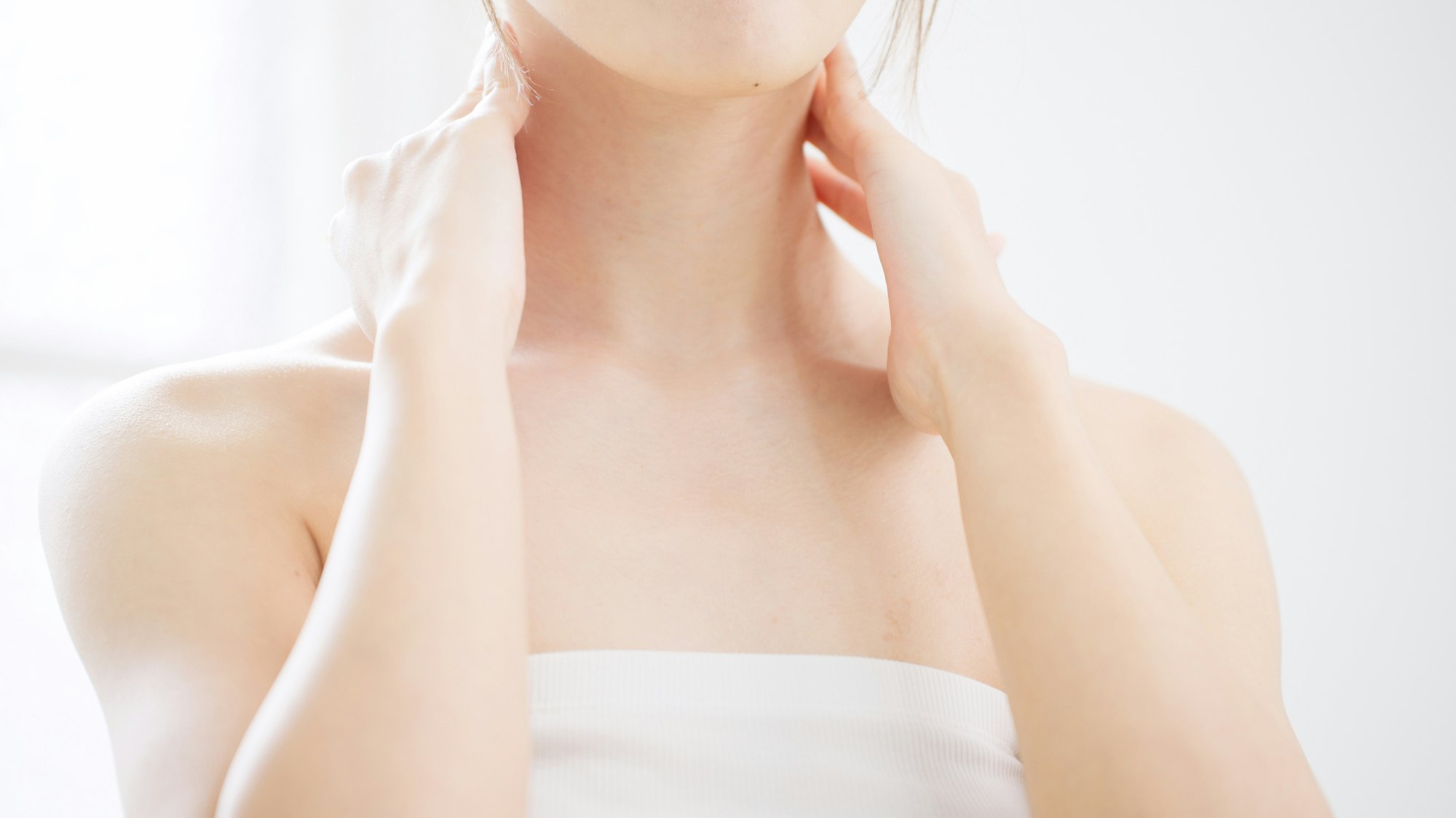 首まわりのしわ・たるみを改善するには?予防と対策