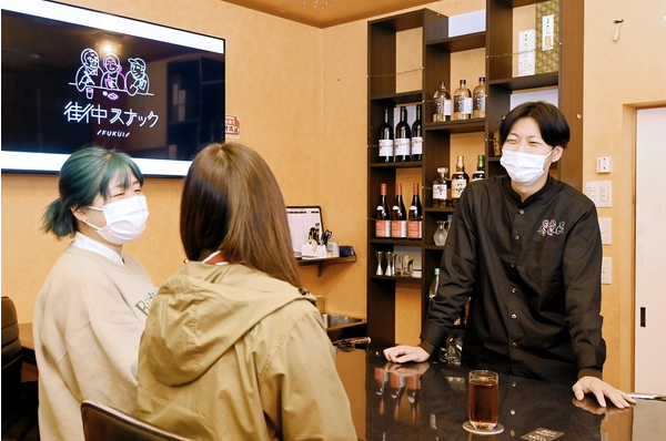 ママやマスター日替わり「街中スナック」 社長や教員…肩書さまざま、福井県で開店 | 社会,経済 | 福井のニュース | 福井新聞ONLINE