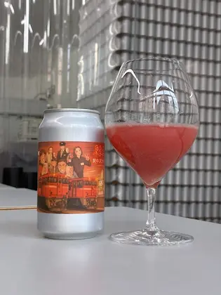 JR東日本と駅中スナックのコラボレーションにより、かつて常磐線で活躍した電気機関車「ED75」と現在の岩沼駅舎と駅中スナック岩沼店に関わるメンバーをモチーフにしたオリジナルラベル缶を数量限定販売！11/6から3日間上野駅で開催する岩手産直市「旅するスナック」、11/6に開催する「駅中スナック岩沼店駅長デー」にて販売決定！