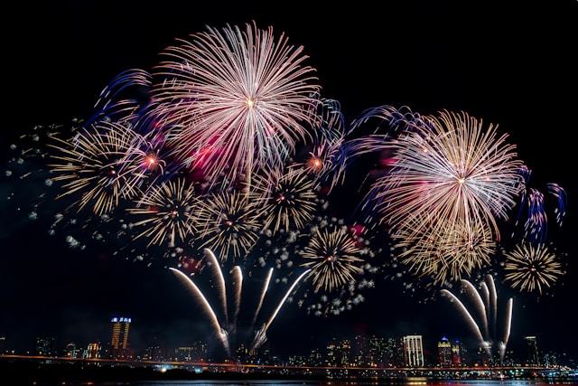 https://images.microcms-assets.io/assets/28c0f8531a844557acb15174c7ce9649/073405cfa4ae4d31a1bc68dd22a5ba65/fireworks-enjoy-fireworks.jpeg