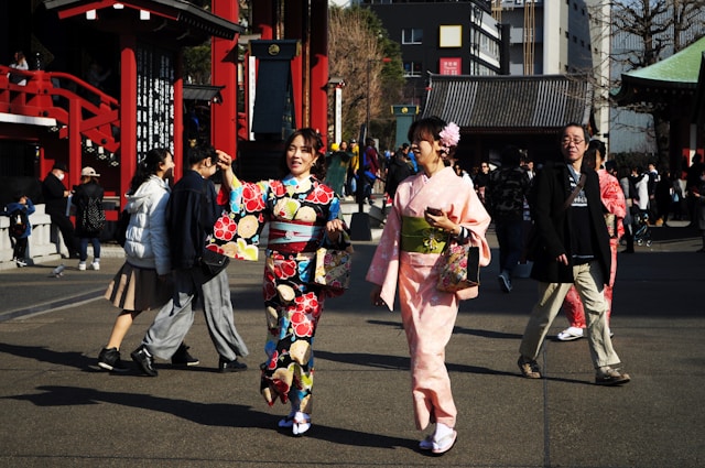 https://images.microcms-assets.io/assets/28c0f8531a844557acb15174c7ce9649/1ffa53fddc7146838423d11394cf318c/kyoto-kimono1.jpeg