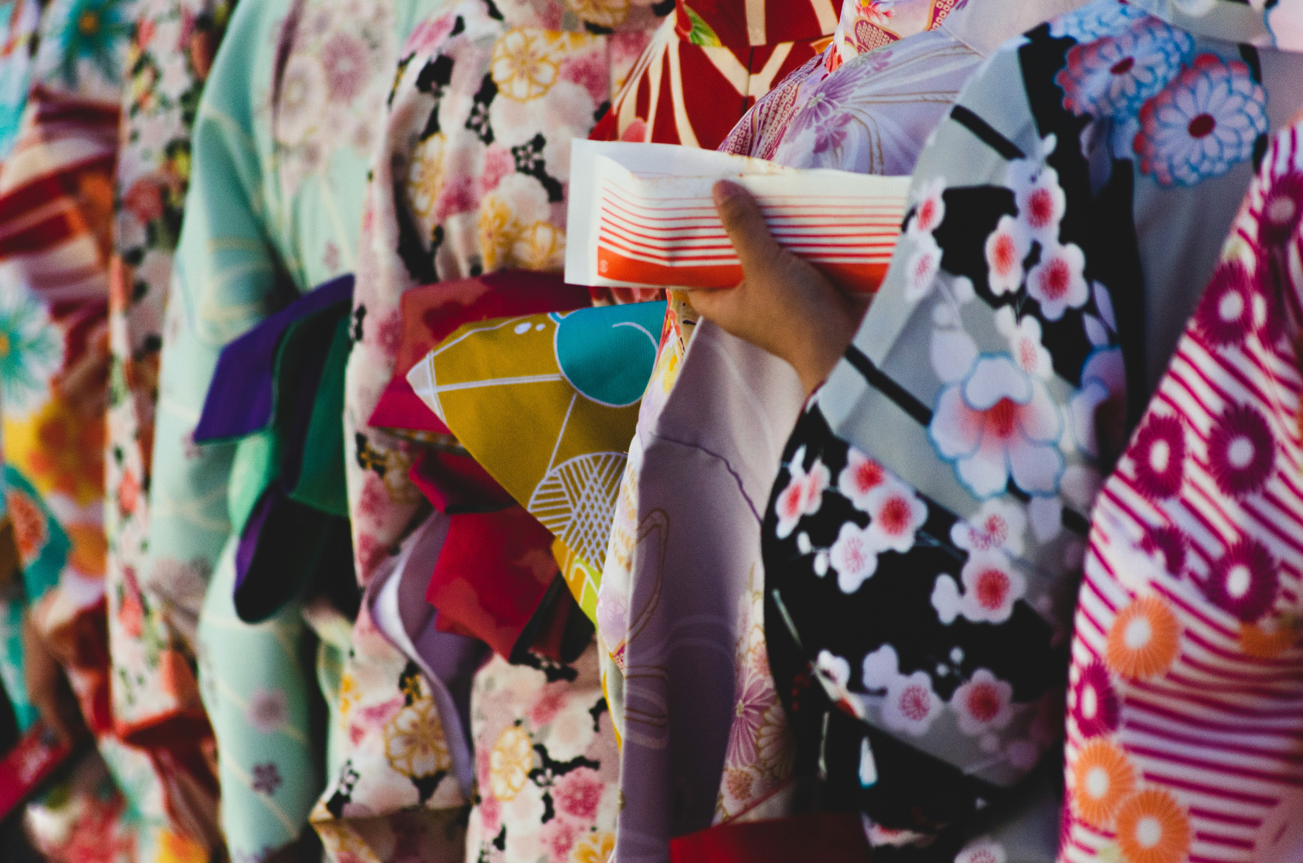 https://images.microcms-assets.io/assets/28c0f8531a844557acb15174c7ce9649/78b69791395e4eb286f03e8ab0237eee/kimono2.jpeg