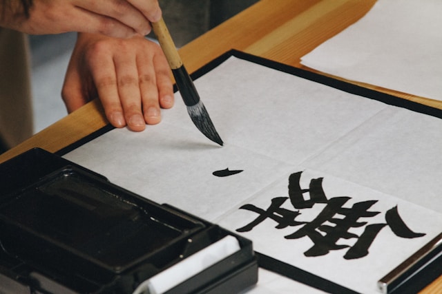 https://images.microcms-assets.io/assets/28c0f8531a844557acb15174c7ce9649/b137adea373740f8bfecbc573b93ed73/osaka-calligraphy.jpeg