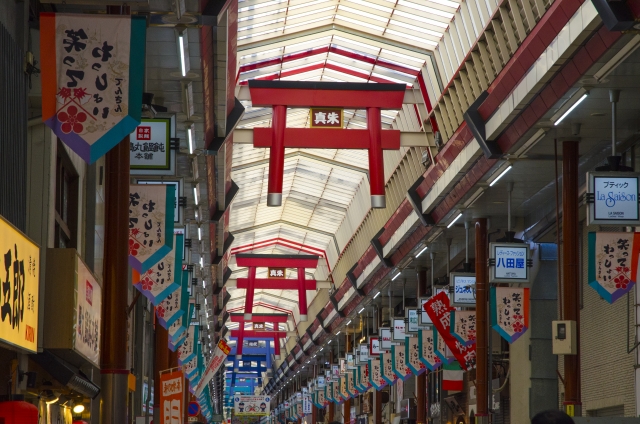 Total length 2.6km Japan's longest Tenjinsujibashi street