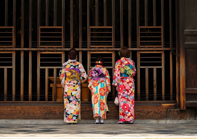 https://images.microcms-assets.io/assets/28c0f8531a844557acb15174c7ce9649/badb3ffdf9614bd597ad322a004707e4/kimono1.jpeg