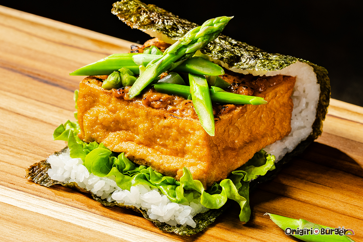 和ヴィーガンの新提案！関西国際空港で楽しむ「ヴィーガンおにぎりバーガー」