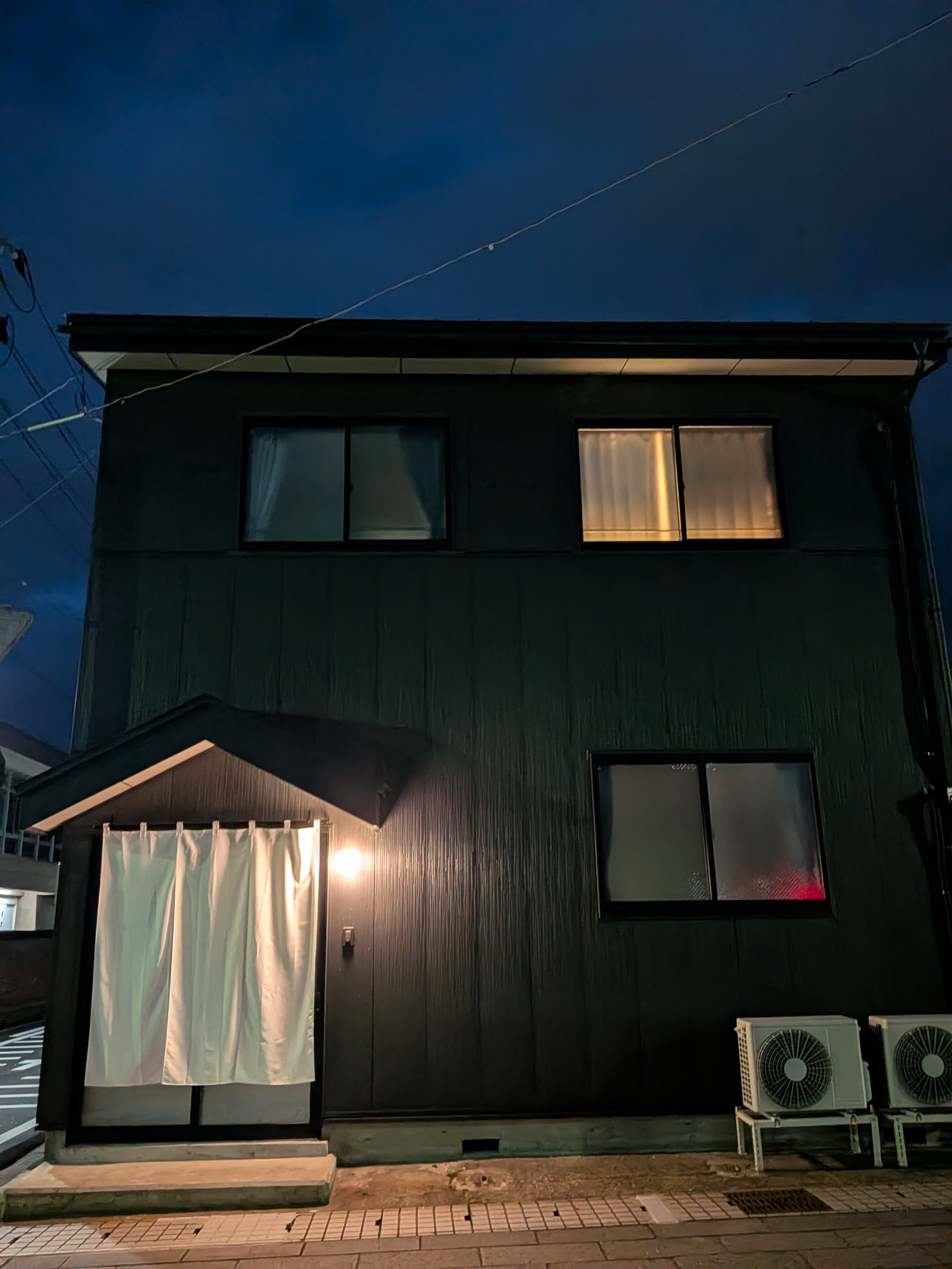 夜の外観