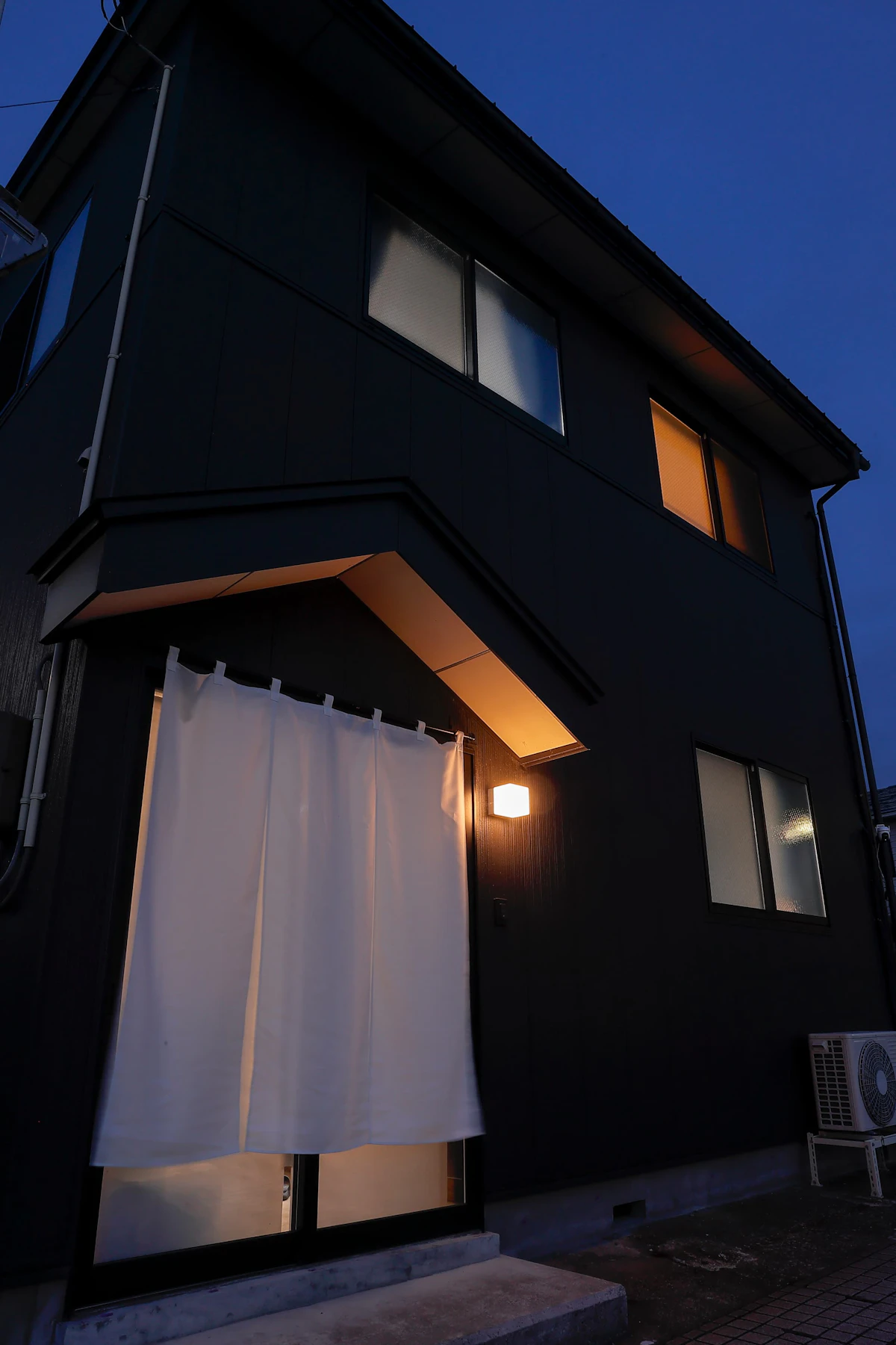 夜の外観