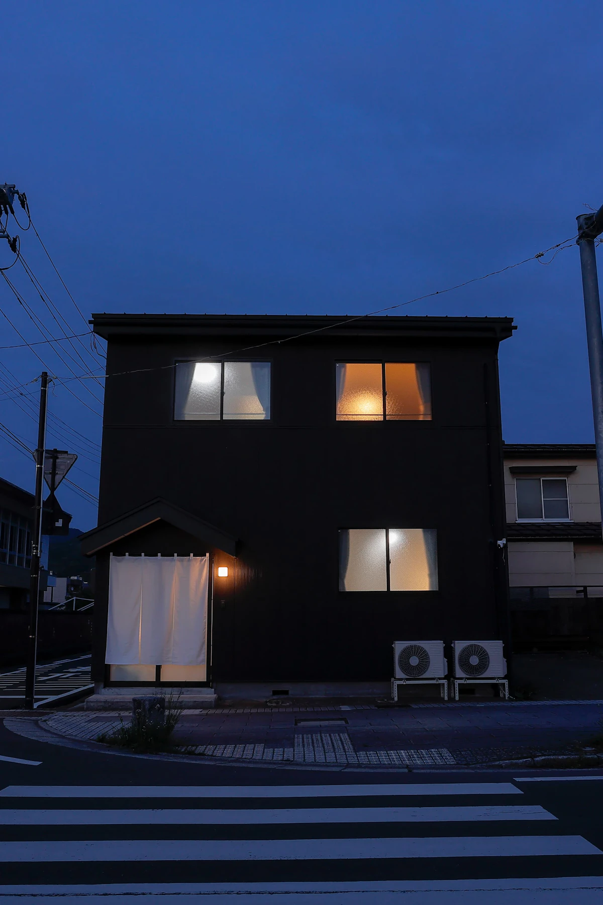 夜の外観