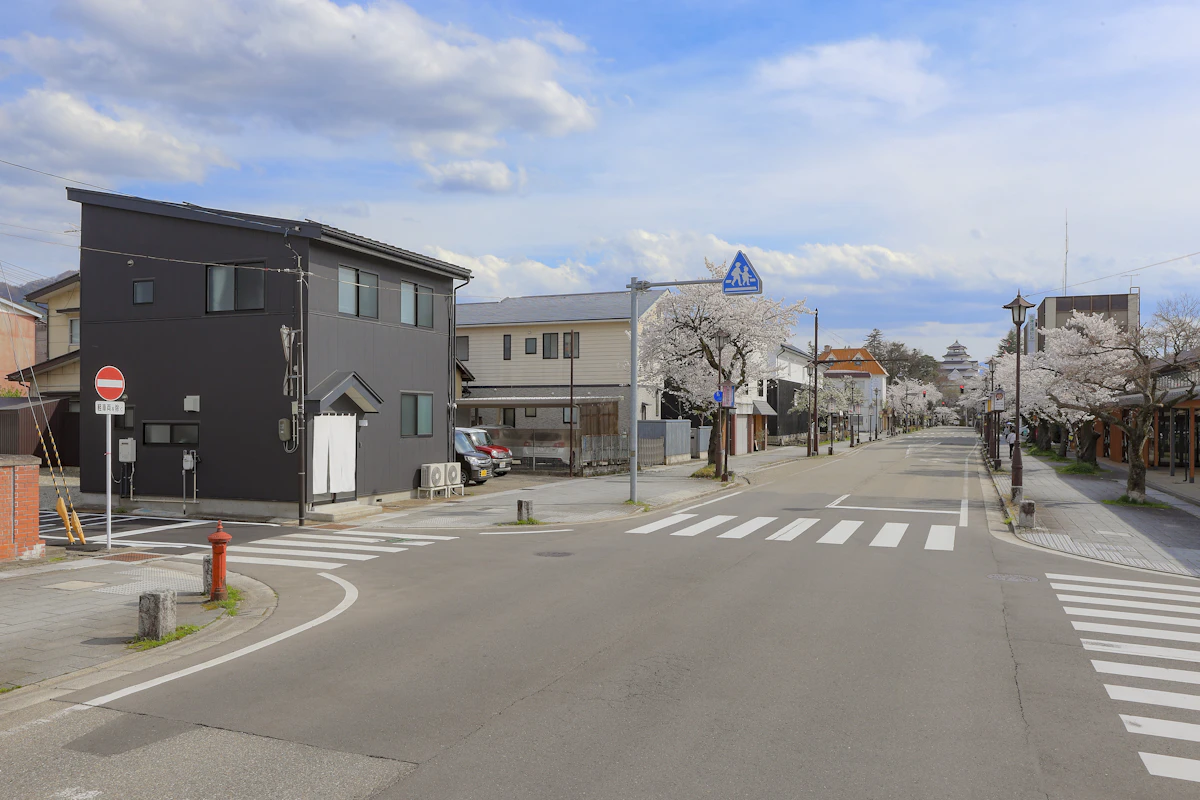 鶴ヶ城と当館