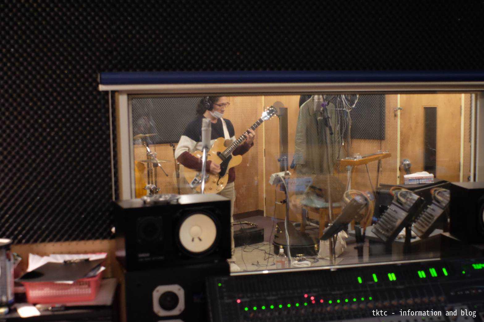 ギターは弟のsnsk / my brother, snsk plays the guitar.