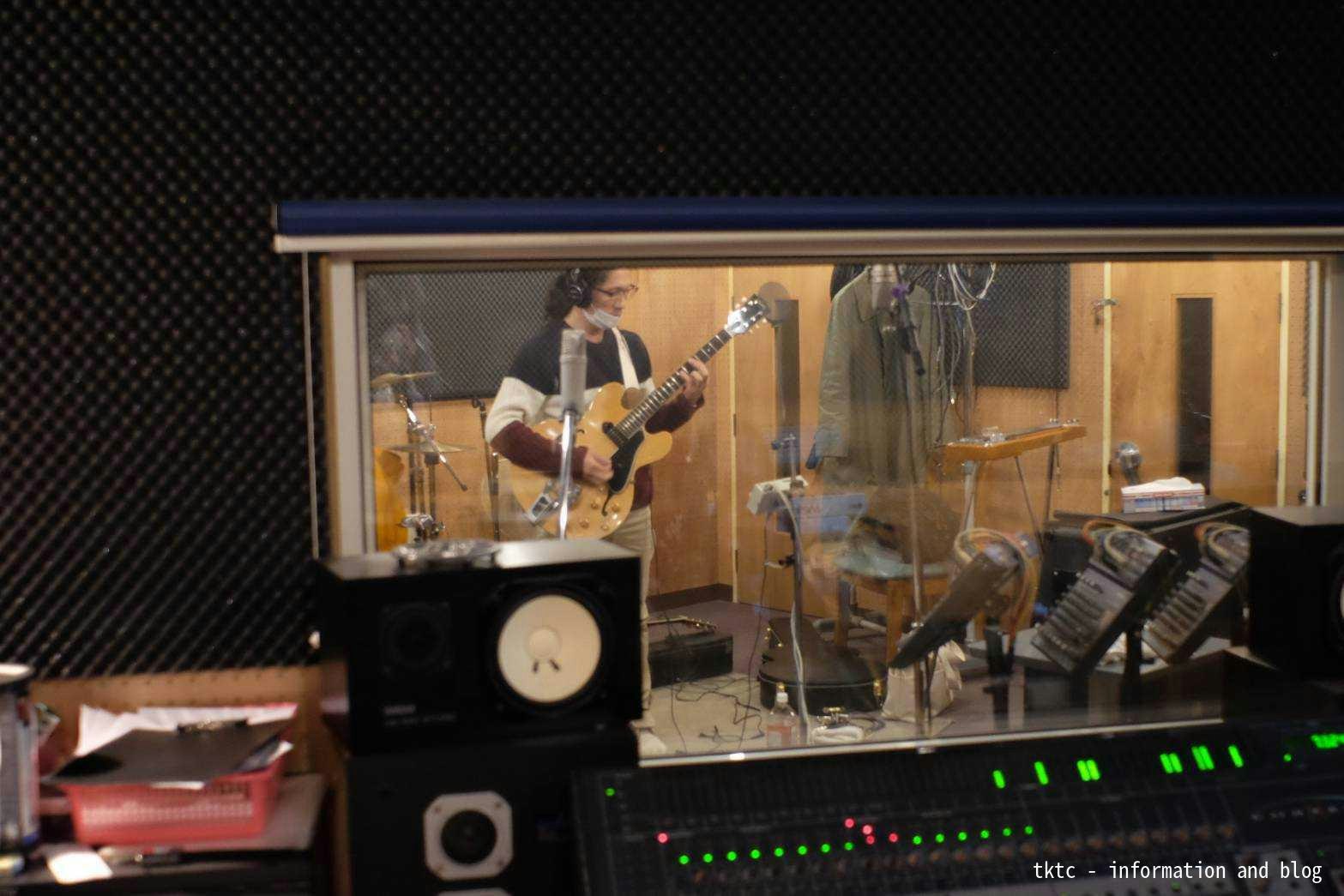 ギターは弟のsnsk / my brother, snsk plays the guitar.