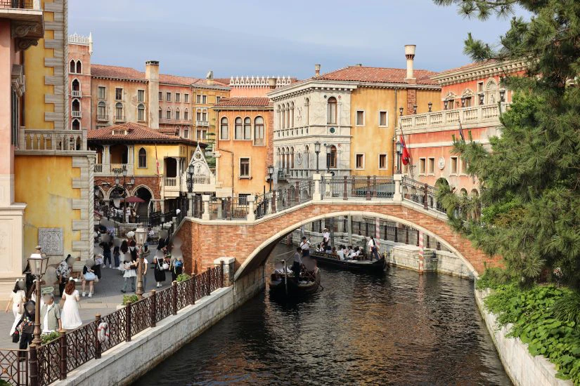 東京ディズニーシーのメディテレーニアンハーバーにあるヴェネチアエリアの風景写真。