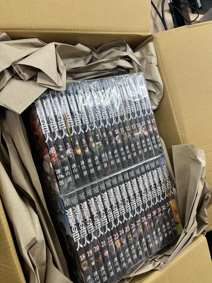 段ボールに梱包された、漫画「進撃の巨人」34巻まで、全巻セット。