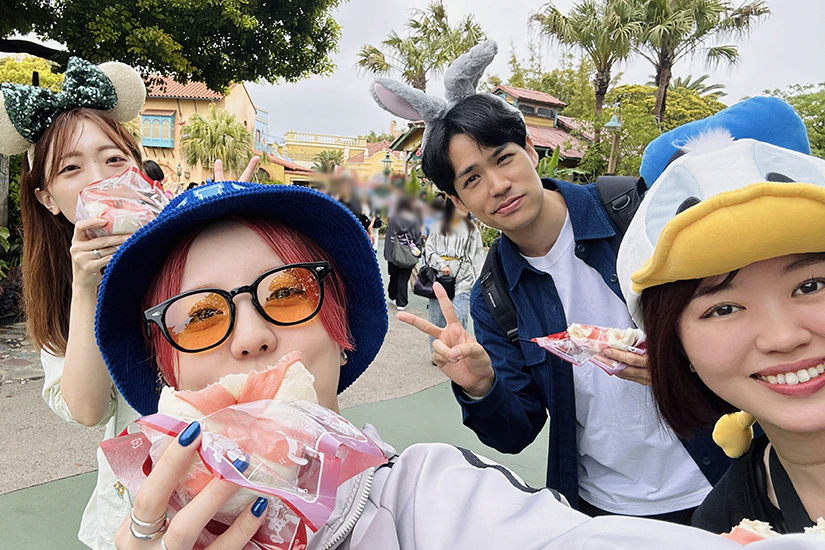 うきわまんを食べているノベルティメンバー