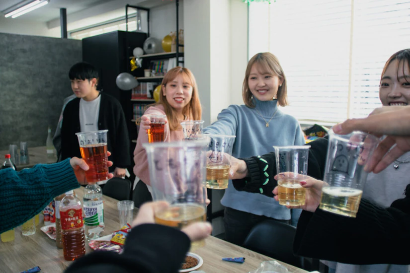 嬉しそうに乾杯をする様子