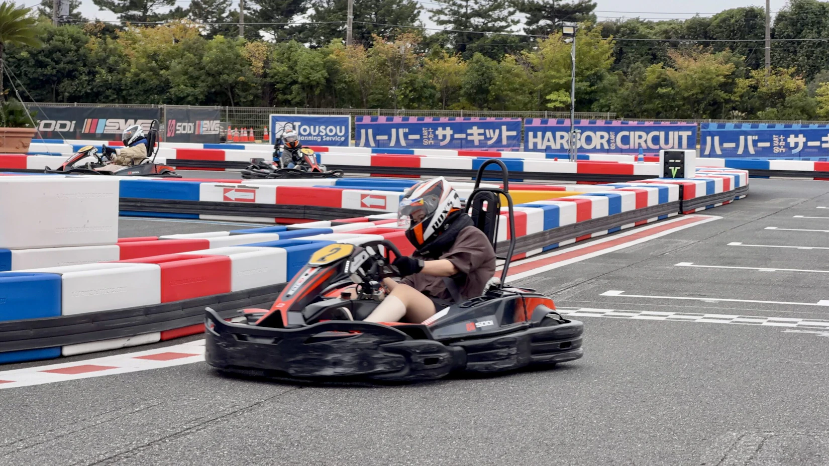 観衆が湧くほどの気迫でコーナーに差し掛かる1人のレーサー