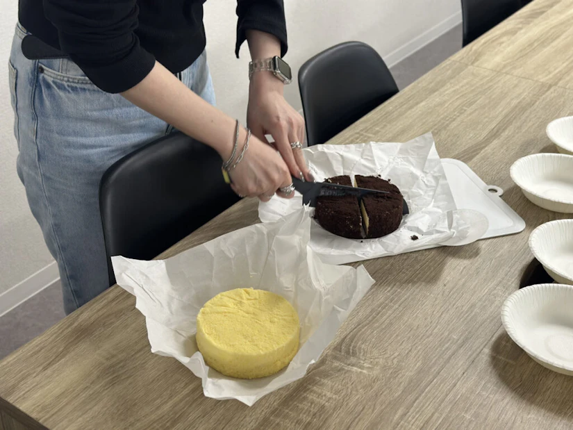 ケーキ入刀をするノベルティメンバーの写真