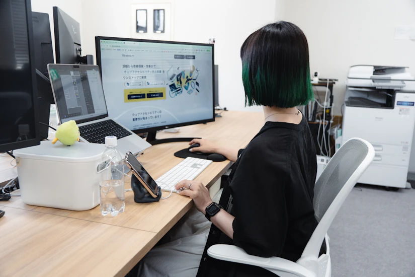 パソコンに向かって作業をするノベルティ社員の西田さん。