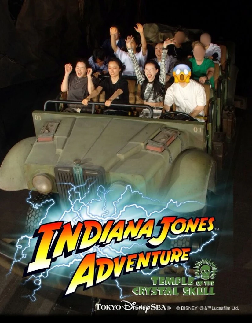 東京ディズニーシーのアトラクション インディ・ジョーンズ・アドベンチャー:クリスタルスカルの魔宮で、常駐に撮影してくれる写真。手を挙げて楽しむメンバーと、必死に手すりにつかまるメンバーが写っている。